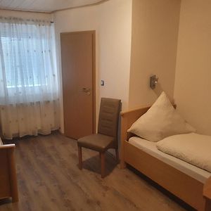 Zimmer mit zwei Einzelbetten